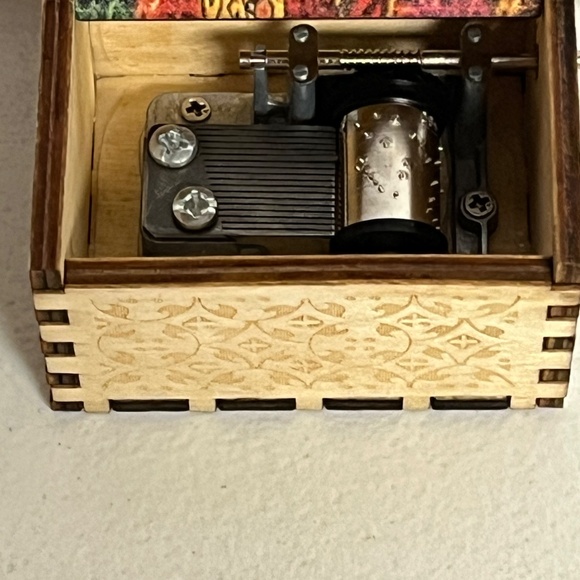 Dragonball Z Group  Hand Crank Wooden Music Box Red Green Goku Trunks Brolly - Picture 4 of 11